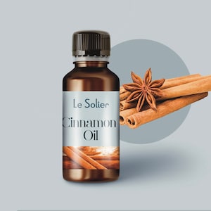 Könnte beinhalten: Eine braune Glasflasche mit schwarzem Verschluss und einem weißen Etikett mit der Aufschrift "Le Solier Zimtöl". Das Etikett zeigt auch einen Zimtstange und Sternanis.