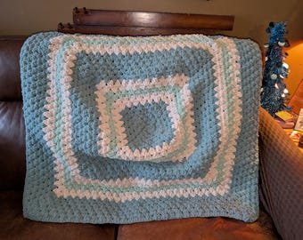 Coperta afgana all'uncinetto blu e bianca