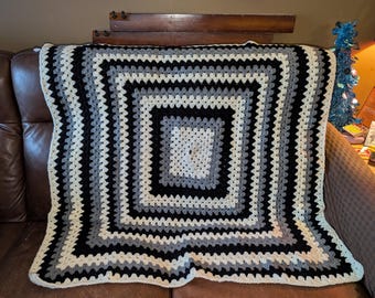 Coperta afgana all'uncinetto in bianco e nero