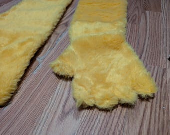 Mani e maniche del costume di Pikachu già pronte