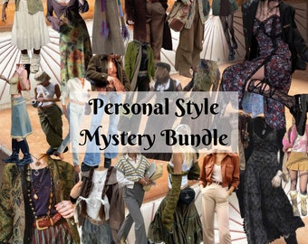 Può includere: Un collage di vari outfit, che mostra diverse opzioni di stile personale. L'immagine presenta una varietà di capi di abbigliamento, tra cui abiti, gonne, giacche e pantaloni, in diversi colori e fantasie. La sovrapposizione di testo recita "Personal Style Mystery Bundle."