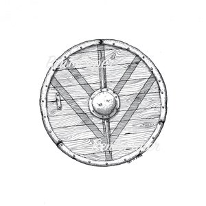 Op de afbeelding: Een zwart-witte lijntekening van een rond houten schild met een metalen rand en een centrale boss. Het schild heeft een patroon van drie V-vormige lijnen die uit de boss stralen.