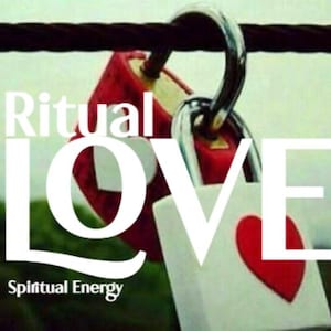 Op de afbeelding: Twee hangsloten, één rood en één wit, zijn met elkaar verweven op een donkere kabel. Het witte hangslot heeft een rood hart. Het woord "LOVE" staat in grote witte letters, met "Ritual" erboven en "Spiritual Energy" eronder.