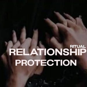 Puede incluir: Imagen oscura que muestra dos pares de manos entrelazadas. El texto blanco dice "PROTECCIÓN DE RELACIONES" con "RITUAL" arriba. La imagen sugiere un tema de protección y relaciones, posiblemente relacionado con rituales.