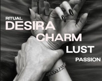 Puede incluir: Imagen en blanco y negro de dos manos entrelazadas. Una mano lleva una pulsera de plata y anillos. Las palabras "RITUAL DESIRA CHARM LUST PASSION" están presentes. Uñas largas y oscuras.