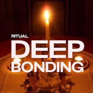Może przedstawiać: Zapalone świece z napisem "RITUAL DEEP BONDING" w białych literach. Dwie mniejsze świece są zapalone po obu stronach głównej świecy. Obraz ma ciepły, zachęcający blask, sugerujący duchowy lub medytacyjny motyw.