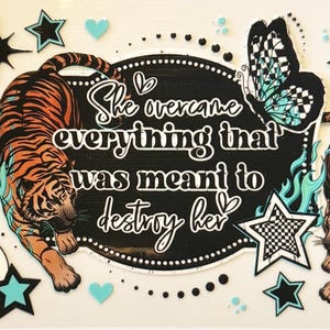 Pode incluir: Um conjunto de autocolantes com um tigre, uma borboleta, estrelas e símbolos yin-yang. Os autocolantes têm um esquema de cores preto, laranja e verde-azulado. O texto nos autocolantes diz "She overcame everything that was meant to destroy her."