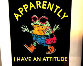 Cartello di carta con scritta "Froggy Attitude"