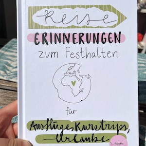 Può includere: Un diario bianco con testo in tedesco, tra cui "Reise Erinnerungen zum Festhalten" e "für Ausflüge, Kurztrips, Urlaube." La copertina presenta elementi verdi e rosa, un'illustrazione della mappa del mondo.