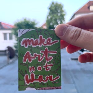 Haftfoliensticker| A8| Make Art Not War| digital handgezeichnet| wetterfest| UV-beständig| Hochformat