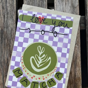 Postal "Te quiero mucho Matcha" | A6 | Cartón natural | Formato vertical | Diseño propio |