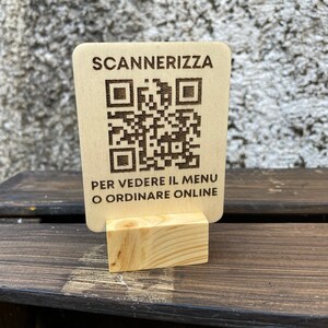 Holztablett 7 x 9 cm mit eingraviertem QR-Code, Scan für digitale Speisekarte, soziale Netzwerke, Zahlungen. Holzstütze. Personalisiert mit Logo