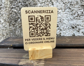 Tavoletta in legno 7x9cm con QR Code inciso, scansione per menu digitale, social, pagamenti. Supporto in legno. Personalizzato con logo