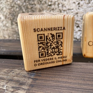 Cubo de madera grabado con Código QR para bares y restaurantes. Grabado personalizado con logo, menú digital, redes sociales y lo que quieras.
