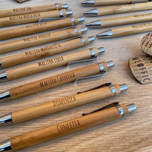 Penna a sfera in bambù personalizzata. Con nome o azienda, frase o qualsiasi messaggio. Ideale come regalo per maestre o colleghi.