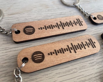 Coppia portachiavi personalizzato con codice spotify per canzone, playlist, album. Idea regalo. Vero legno di noce bahia.