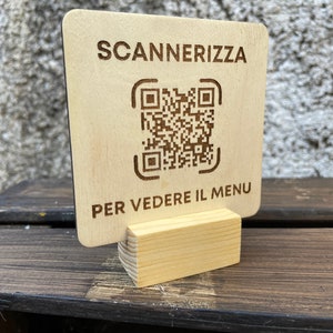 Holztablett 9 x 9 cm mit eingraviertem QR-Code, Scan für digitale Speisekarte, soziale Netzwerke, Zahlungen. Holzstütze. Personalisiert mit Logo