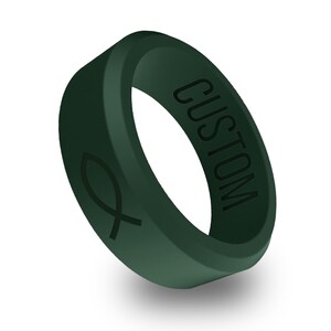 以下が含まれることがあります： 側面に「CUSTOM」と刻印され、反対側に魚の形の刻印が施された濃い緑色のシリコンリングです。
