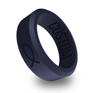 以下が含まれることがあります： 片側に「CUSTOM」と刻まれた、濃い青色のシリコンリング。反対側には魚のシンボルが刻まれています。