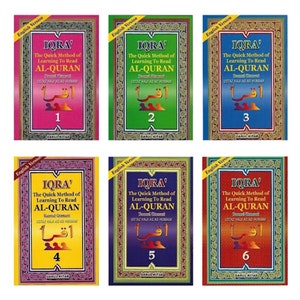 Könnte beinhalten: Sechs bunte Bücher mit dem Titel "IQRA' The Quick Method of Learning To Read AL-QURAN" und arabischem Text. Die Bücher sind von 1 bis 6 nummeriert.