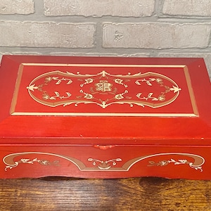LIFESTYLE LARGE STUD/JEWELRY BOX - RED