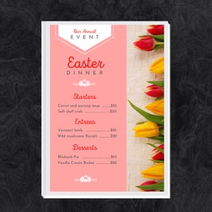Pu&ograve; includere: Un menu rosa con un bordo bianco e il testo "Our Annual EVENT Easter DINNER" in rosso e bianco. Il menu elenca antipasti, primi piatti e dessert con prezzi. Lo sfondo &egrave; rosa chiaro con un motivo a vimini bianco. Una fila di tulipani gialli e rossi si trova sul lato destro del menu.