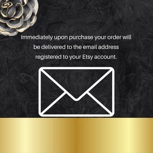 Puede incluir: Icono de sobre blanco sobre un fondo negro con una franja dorada en la parte inferior. El texto dice: Inmediatamente despu&eacute;s de la compra, su pedido se enviar&aacute; a la direcci&oacute;n de correo electr&oacute;nico registrada en su cuenta de Etsy.