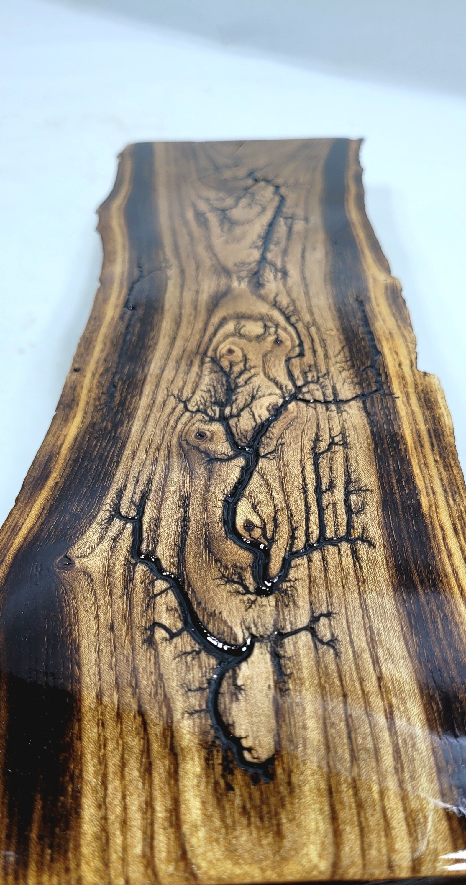 Live Edge Fractal Burn Olive mit Shou Sugi Ban Burning