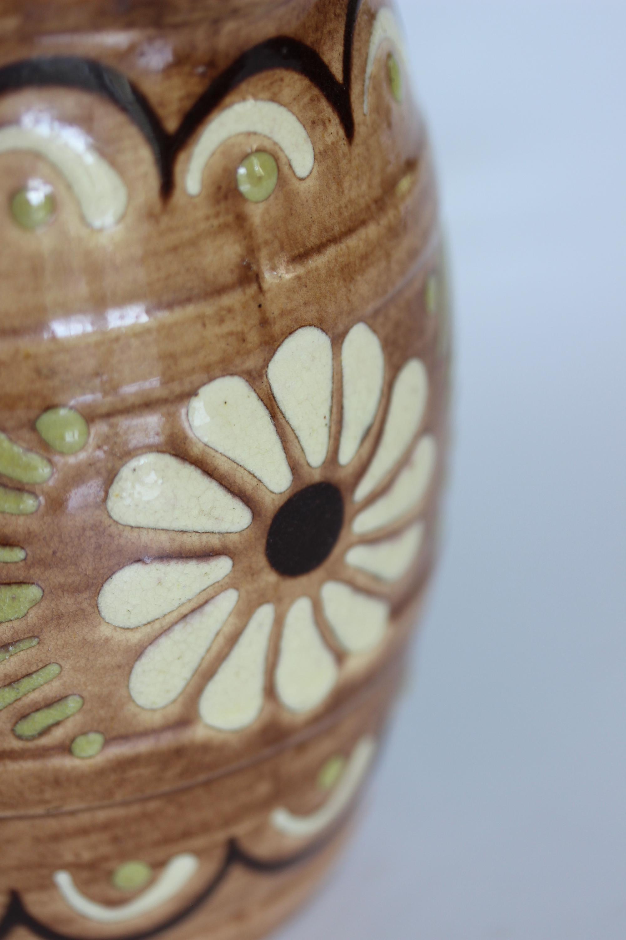 ヴィンテージの手描きアルザス水差し：素朴な花柄の陶器製ピッチャー 