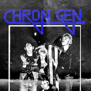 Op de afbeelding: Zwart-witfoto van een punkrockband genaamd "Chron Gen" met de tekst "puppets of war" onder de foto.