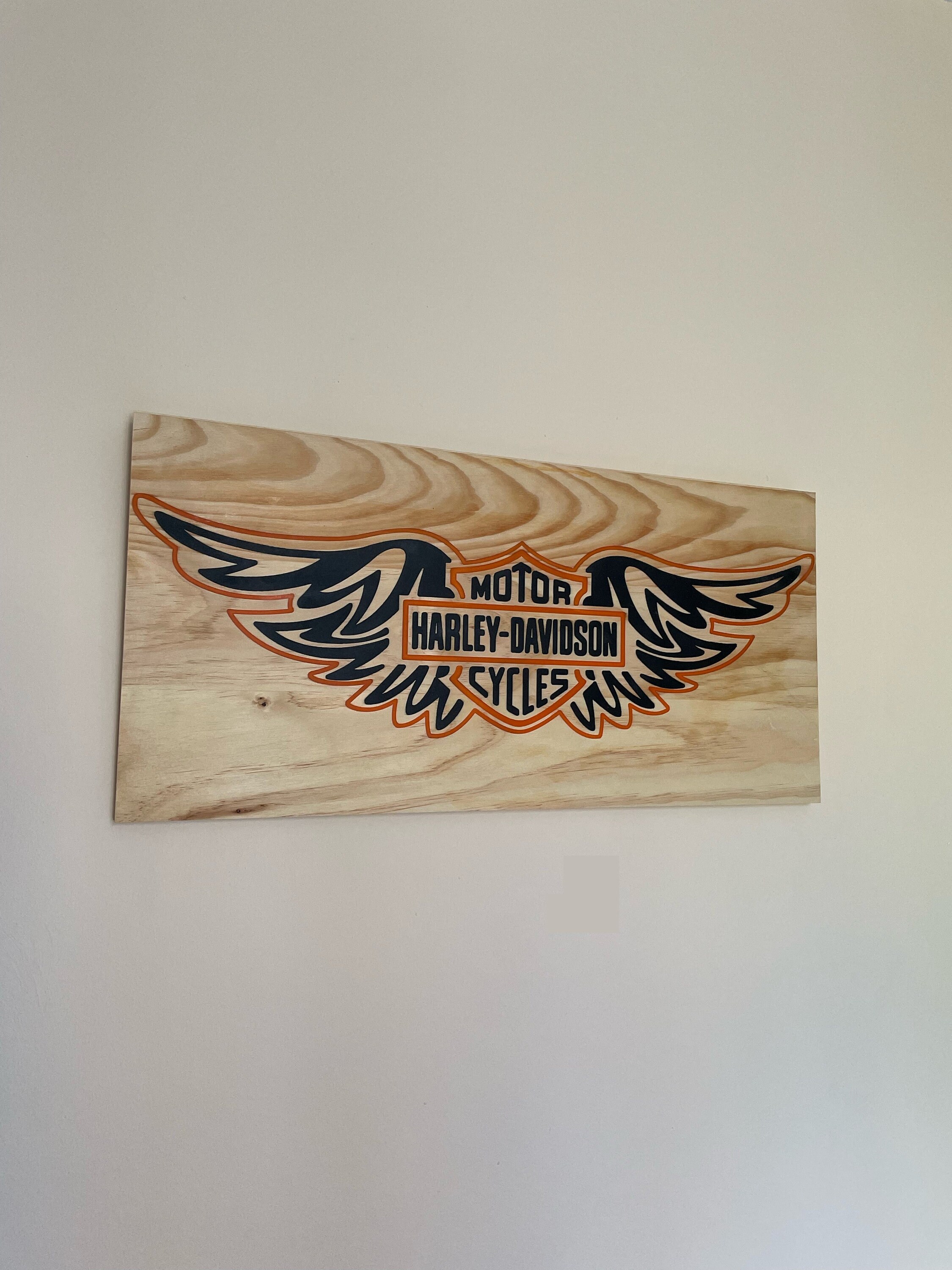 Logo en bois découpé - Personnalisation et élégance naturelle