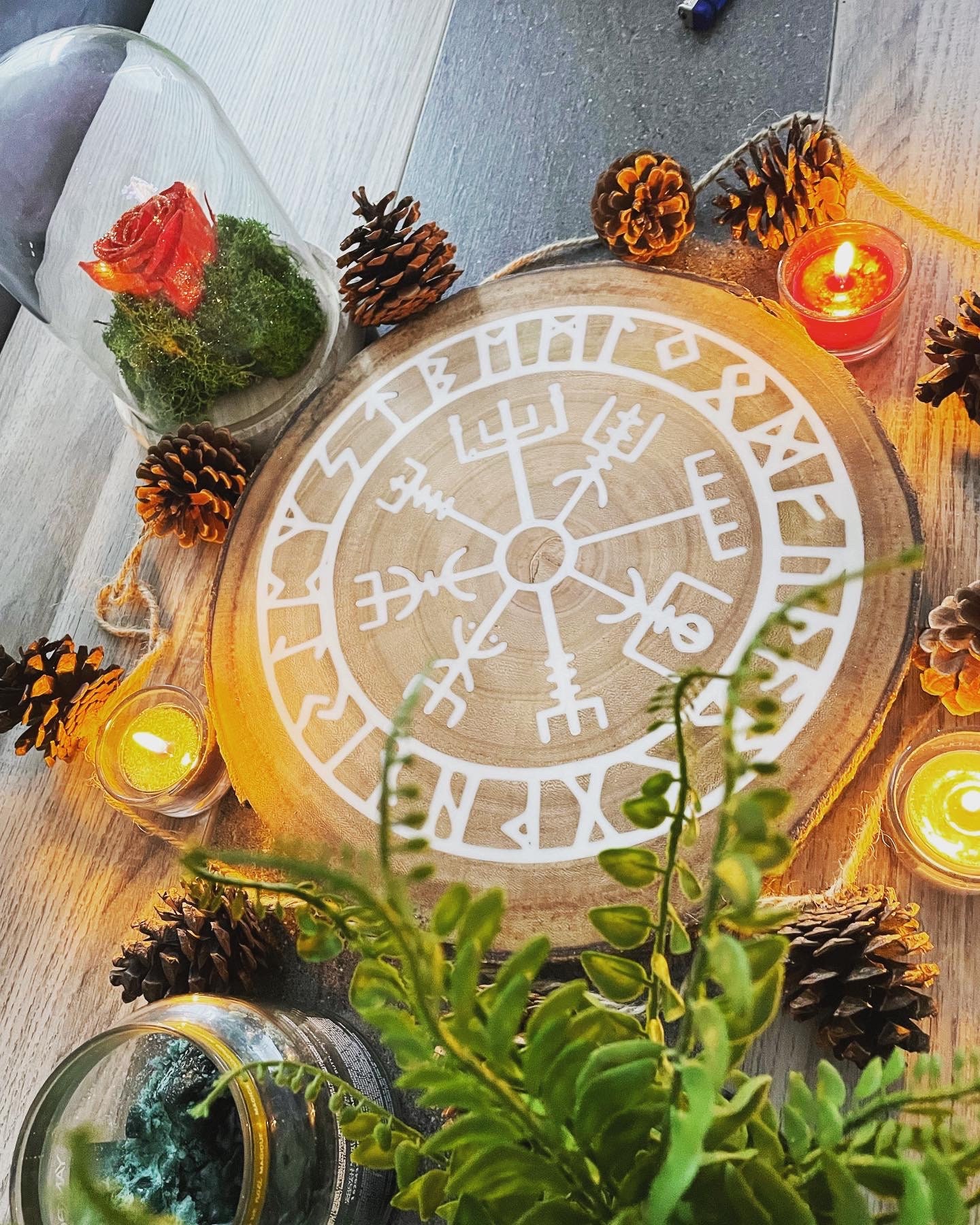 Vegvisir , Boussole Viking Incrusté Dans Un Rondin de Bois Résine Epoxy