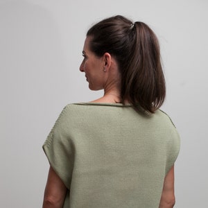 Puede incluir: Una camiseta de punto verde claro con cuello redondo y mangas cortas. La camiseta est&aacute; hecha de una tela suave y c&oacute;moda y tiene un corte holgado.