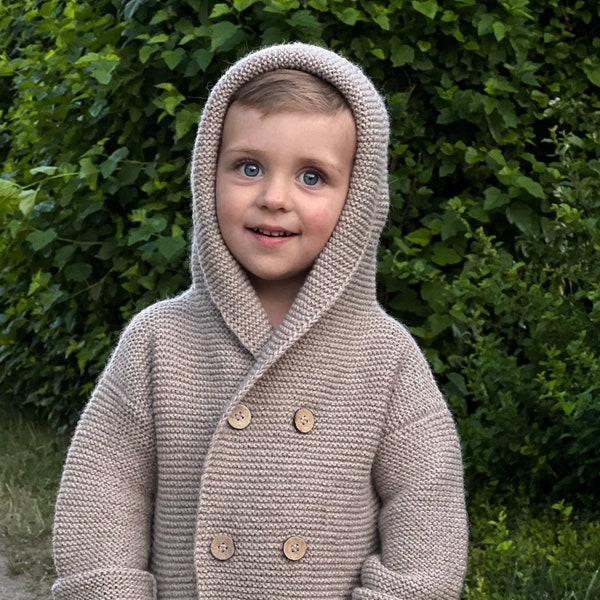 Kinderstrickjacke aus Alpakawolle mit Kapuze.Kinderstrickjacke aus Alpakawolle mit Knöpfen.Kinderjacke mit Knöpfen.