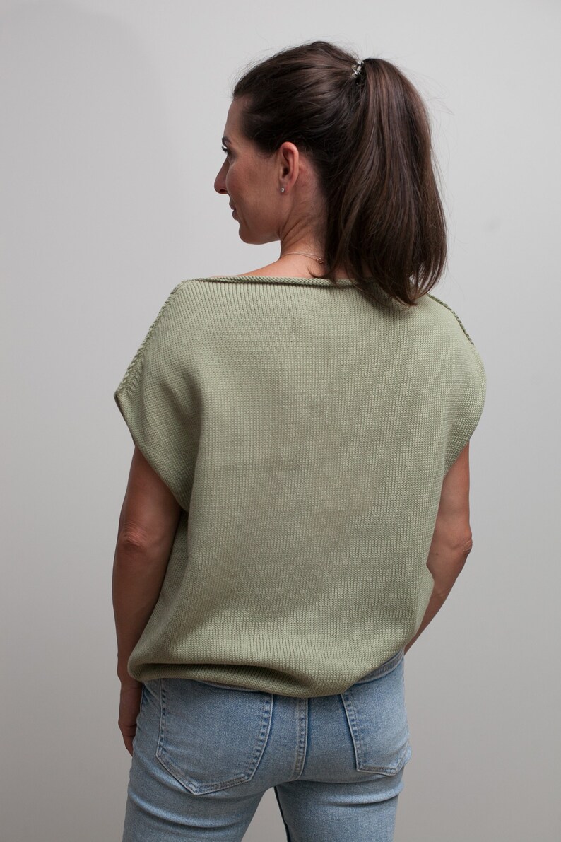 Puede incluir: Una camiseta de punto verde claro con cuello redondo y mangas cortas. La camiseta est&aacute; hecha de una tela suave y c&oacute;moda y tiene un corte holgado.