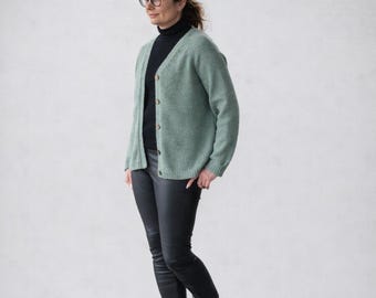 Cárdigan de lana de alpaca con escote en V y cierre de botones. Comodidad para el día a día y elegancia natural.