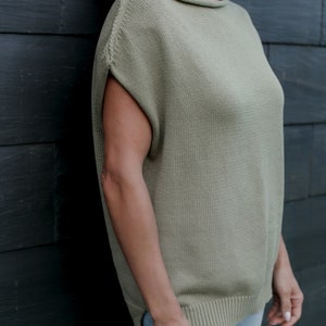 Puede incluir: Un top de punto verde claro con mangas cortas y cuello de barco. El top est&aacute; hecho de una tela suave y ligera y tiene un ajuste holgado.