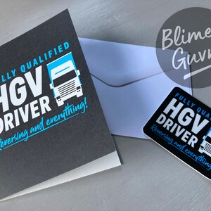 Volledig gediplomeerde vrachtwagenchauffeur: achteruitrijden en alles! - Wenskaart, blauw, inclusief matte vinylsticker