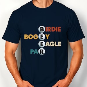 Könnte beinhalten: Marineblaues T-Shirt mit Golf-Motiv und Text. Das Shirt zeigt die Wörter "BIRDIE", "BOGEY", "EAGLE" und "PAR" in vertikaler Anordnung, mit Golfbällen im Design.