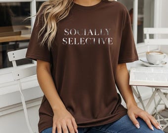 Camiseta para introvertidos con selectividad social, camiseta con estampado minimalista, top unisex con humor sutil, jersey negro informal de cuello redondo para reuniones pequeñas.