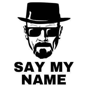 Puede incluir: Gráfico en blanco y negro de un hombre con sombrero y gafas de sol. El texto "SAY MY NAME" está debajo. La imagen es un retrato estilizado.