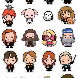 Könnte beinhalten: Eine Sammlung farbenfroher Harry-Potter-Charakteraufkleber. Die Aufkleber zeigen verschiedene Charaktere mit schwarzen Roben, Schals und Zauberstäben. Das Harry-Potter-Logo und ein goldener Blitz sind ebenfalls enthalten.