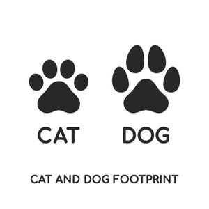 以下が含まれることがあります： 猫と犬の足跡の黒いイラストで、各足跡の下に「CAT」と「DOG」という文字があります。「CAT AND DOG FOOTPRINT」というテキストが足跡の下にあります。