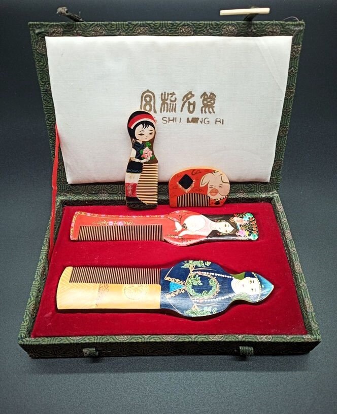 Gong Shu Ming Bi Wooden Hand-Painted Vintage Comb Set of 4 Original Box NIB Vintage Gong Shu Ming Bi Vintage Wooden Chinese Comb Set  main image 4