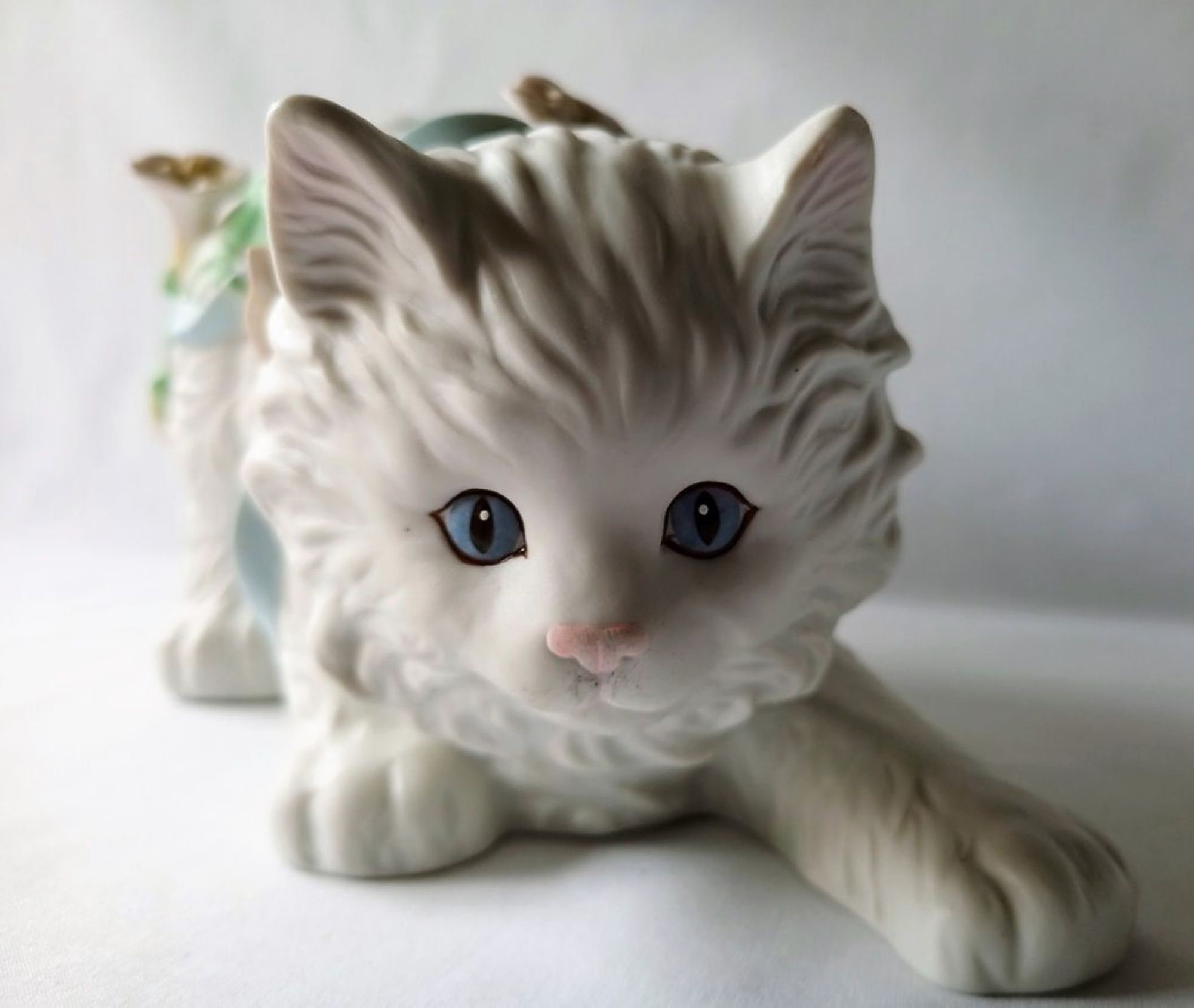 Vintage 1988 Enesco White Persian Kitten Figurine: Blue-eyed Cat