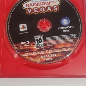 Puede incluir: Un disco de juego de PlayStation 3 para Tom Clancy's Rainbow Six Vegas, en una caja roja. El disco es negro con el t&iacute;tulo del juego en dorado y rojo. El juego est&aacute; clasificado M para Mature.
