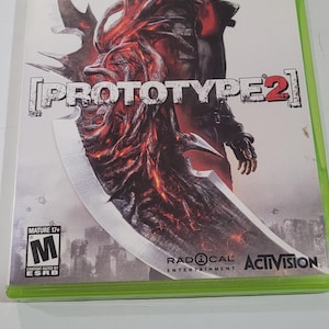 K&ouml;nnte beinhalten: Xbox 360-Spielecase f&uuml;r Prototype 2, mit einem roten und schwarzen Charakter mit einer gro&szlig;en Klinge vor wei&szlig;em Hintergrund. Das Spiel ist von der ESRB mit M f&uuml;r Mature bewertet. Das Spiel wird von Activision ver&ouml;ffentlicht und von Radical Entertainment entwickelt.