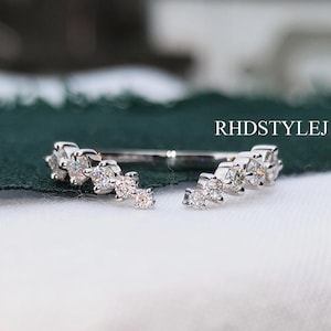 V förmiger offener Ehering für tief gesetzte, handgefertigte Diamanten