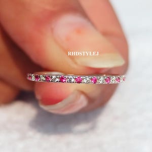 Ehering mit abwechselnd besetzten Rubinen und Diamanten, dünner, stapelbarer Ring mit Mikropavé-Fassung, Geburtssteinschmuck