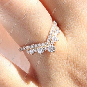 Alianza de boda de moissanita en forma de V, alianzas de boda curvas para mujer, anillo Chevron, anillo apilable de moissanita, banda de eternidad con corona de plata 925